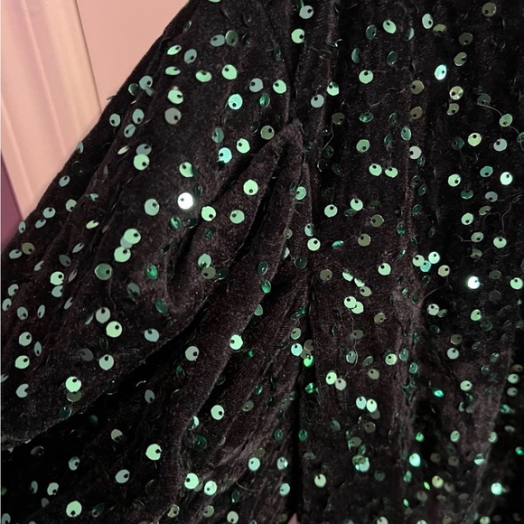 Elegant Green Sequin Dress - Picture 2 of 3